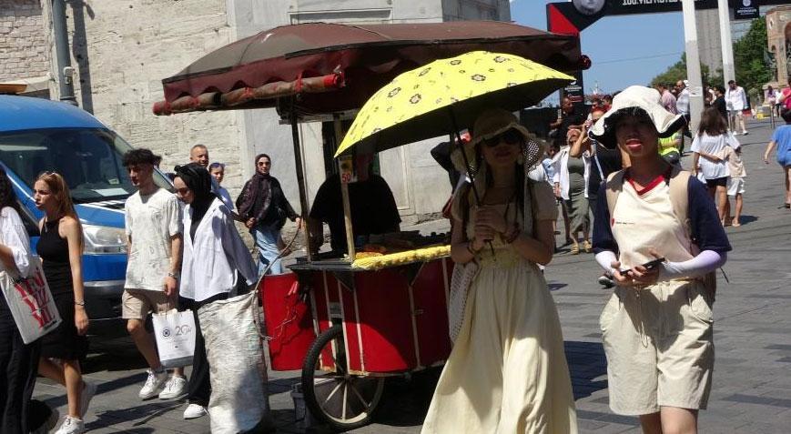Taksim’de yerli ve yabancı turistlerin sıcak ile imtihanı